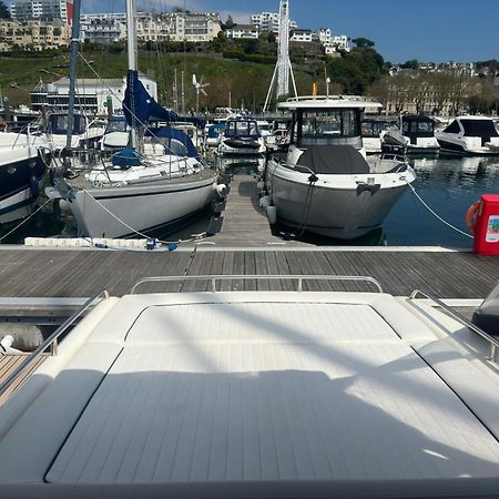 Boat Accommodation Ltd Торки Екстериор снимка