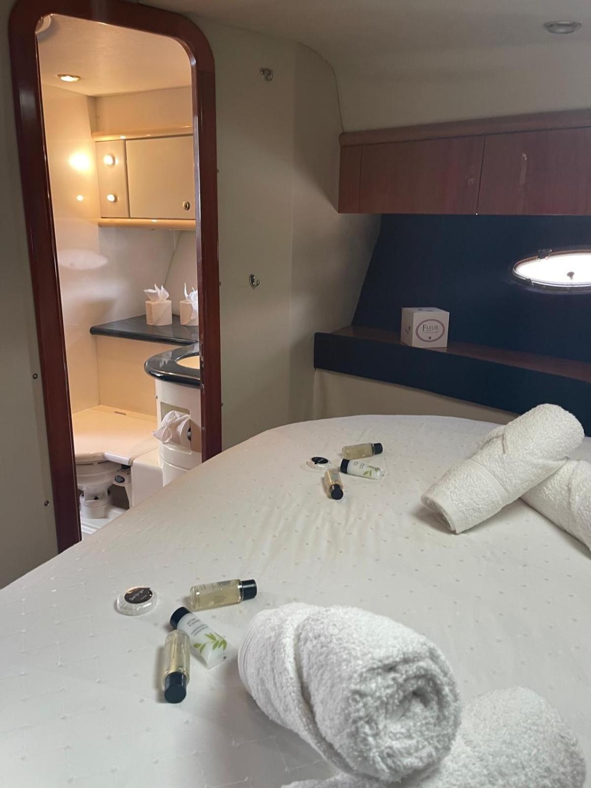 Boat Accommodation Ltd Торки Екстериор снимка
