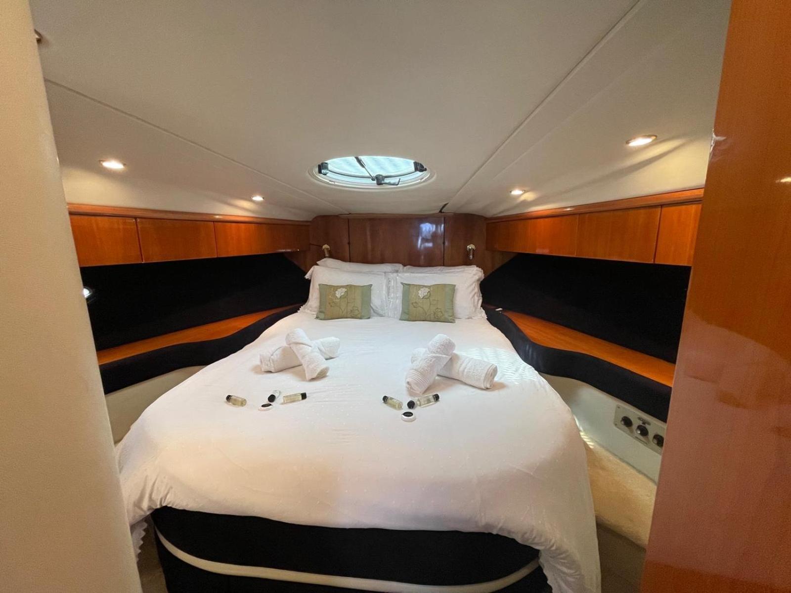 Boat Accommodation Ltd Торки Екстериор снимка