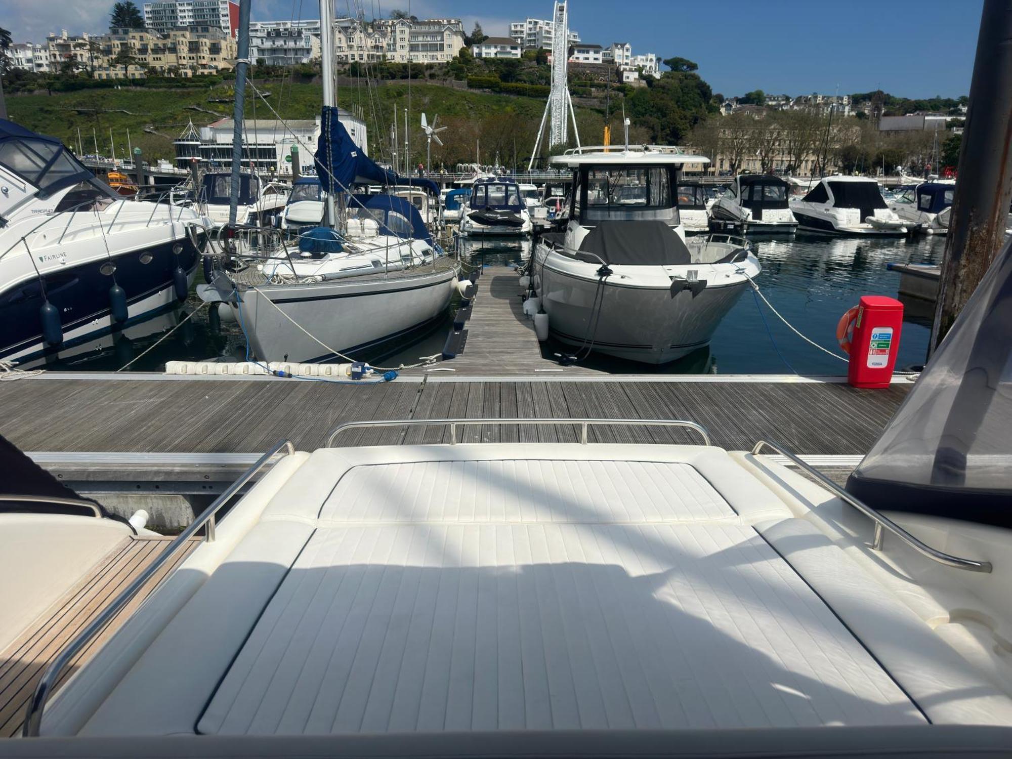 Boat Accommodation Ltd Торки Екстериор снимка